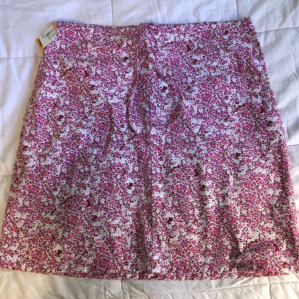 - SO stretch floral jr skirt, small pink flower print. Drawstring + zip wa…